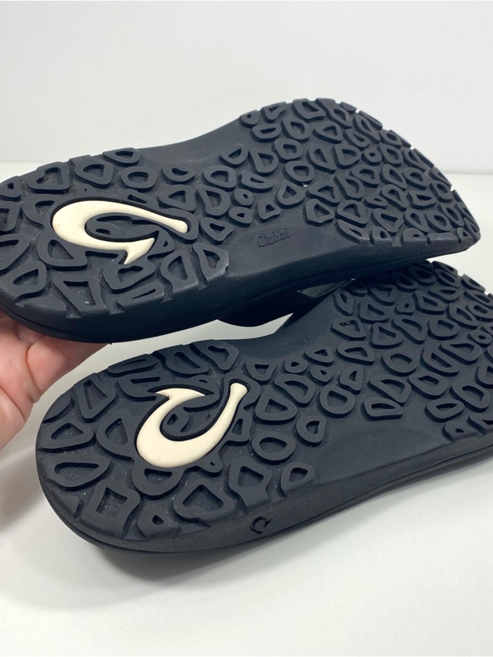 OluKai Ohana Classic Black Gray Beach Sandals Sporty Casual Flip Flops Thongs 12 - Picture 8 of 11